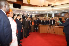 Phó Chủ tịch Quốc hội Vũ Hồng Thanh nghe Phó Chủ tịch Quốc hội Côte d'Ivoire Woi Mela Gaston giới thiệu về Quốc hội Côte d'Ivoire. (Ảnh: Hồng Minh/TTVXN)