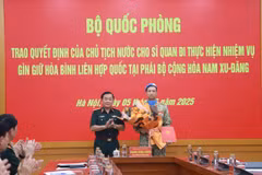 Thứ trưởng Bộ Quốc phòng, Thượng tướng Hoàng Xuân Chiến trao Quyết định của Chủ tịch nước cho sỹ quan Trần Viết Cường lên đường làm nhiệm vụ gìn giữ hòa bình Liên hợp quốc. (Nguồn: Đại biểu Nhân dân)