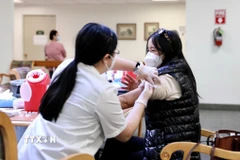 Nhân viên y tế tiêm vaccine phòng COVID-19 cho người dân tại Pasadena, Los Angeles, California, Mỹ. (Nguồn: THX/TTXVN)