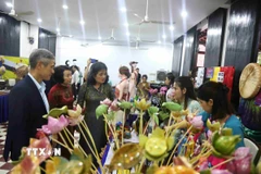 Đại sứ Nguyễn Minh Vũ và phu nhân tham quan gian trưng bày, triển lãm của Việt Nam. (Ảnh: Huỳnh Thảo/TTXVN)