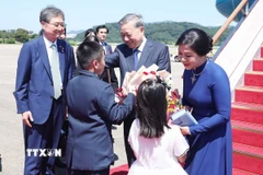 Tổng Bí thư Tô Lâm và Phu nhân đến thủ đô Seoul, bắt đầu chuyến thăm cấp Nhà nước tới Hàn Quốc. (Ảnh: Thống Nhất/TTXVN)