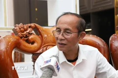 Ông Nguyễn Văn Hùng, Việt kiều ở tỉnh Khammouane, Trung Lào, trả lời phỏng vấn. (Ảnh: Xuân Tú/TTXVN)