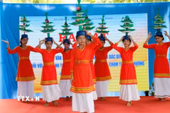 Múa truyền thống của đồng bào Chăm. (Ảnh: Nguyễn Thanh/TTXVN)