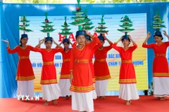 Múa truyền thống của đồng bào Chăm. (Ảnh: Nguyễn Thanh/TTXVN)