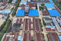 Cảnh ngập lụt sau những trận mưa lớn tại tỉnh Quý Châu, Trung Quốc. (Ảnh: THX/TTXVN)