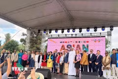 Đại sứ Việt Nam tại Bulgaria Nguyễn Thị Minh Nguyệt (thứ 4, trái sang) cùng các quan chức địa phương tại sự kiện. (Ảnh: TTXVN phát)