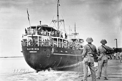 Chiếc tàu Djiring chở quân Pháp rút lui khỏi bến Sáu Kho (Hải Phòng), ngày 13/5/1955, đánh dấu mốc lịch sử miền Bắc hoàn toàn được giải phóng. (Ảnh: Tư liệu TTXVN)