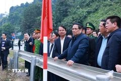 Thủ tướng Phạm Minh Chính khảo sát dự án đường sắt Lào Cai-Hà Nội-Hải Phòng đoạn qua tỉnh Lào Cai. (Ảnh: Dương Giang/TTXVN)