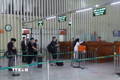 Hành khách nhập cảnh vào Việt Nam qua cửa khẩu quốc tế Hữu Nghị được phân luồng theo thứ tự nhằm giảm tình trạng ùn ứ. (Ảnh: Quang Duy/TTXVN)