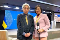 Nhà báo Nagayo Taniguchi và phóng viên TTXVN tại trụ sở Hội đồng châu Âu ở Brussels (Bỉ). (Ảnh: TTXVN phát)