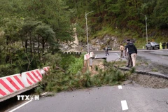 Đoạn sạt lở trên đèo Prenn gần khu vực cầu Đatanla xảy ra sáng 17/11. (Ảnh: Nguyễn Dũng/TTXVN)