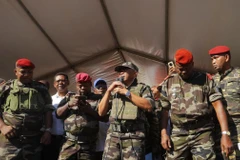 Đại tá Michael Randrianirina phát biểu bên ngoài tòa thị chính. (Nguồn: Reuters)