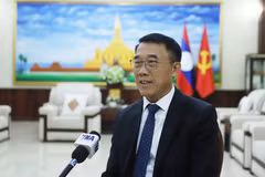 Trưởng ban Đối ngoại Trung ương Lào Bounleua Phandanouvong trả lời phỏng vấn phóng viên TTXVN. (Ảnh: Xuân Tú/TTXVN)