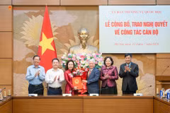 Phó Chủ tịch Thường trực Quốc hội Đỗ Văn Chiến, Phó Chủ tịch Quốc hội Nguyễn Thị Hồng, Chủ nhiệm Ủy ban Công tác đại biểu Nguyễn Hữu Đông, Chủ nhiệm Ủy ban Kinh tế và Tài chính Phan Văn Mãi, Phó Thống đốc Ngân hàng Nhà nước Nguyễn Ngọc Cảnh tặng hoa chúc mừng đồng chí Hà Thu Giang. (Nguồn: Ngân hàng Nhà nước)