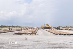 Hàng trăm công nhân, kỹ sư thi công Dự án mở rộng, nâng cấp Cảng hàng không Cà Mau. (Ảnh: Tuấn Phi/TTXVN)
