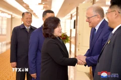 Bộ trưởng Ngoại giao Triều Tiên Choe Son Hui (giữa) rời Sân bay quốc tế Bình Nhưỡng, lên đường thăm Nga, ngày 28/10/2024. (Nguồn: Yonhap/TTXVN)