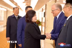 Bộ trưởng Ngoại giao Triều Tiên Choe Son Hui (giữa) rời Sân bay quốc tế Bình Nhưỡng, lên đường thăm Nga, ngày 28/10/2024. (Nguồn: Yonhap/TTXVN)