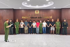 Cơ quan Cảnh sát điều tra, Công an Thành phố Hồ Chí Minh tống đạt quyết định khởi tố đối với các đối tượng. (Ảnh: TTXVN phát)