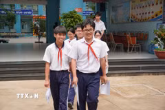 Thí sinh tại điểm thi Trường Trung học cơ sở Dương Bá Trạc (phường Chánh Hưng) hoàn thành bài thi môn Ngữ văn. (Ảnh: Trung Tuyến/TTXVN)