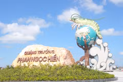Biểu tượng “con tôm ôm quả địa cầu” tại Quảng trường Phan Ngọc Hiển mang ý nghĩa đưa con tôm Cà Mau - niềm tự hào về sản vật của địa phương - vươn ra thị trường thế giới. (Ảnh: Chanh Đa/Vietnam+)