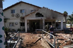 Cảnh đổ nát sau cuộc tấn công tại Moshav Kfar Yuval ở miền Bắc Israel, gần biên giới với Liban, ngày 3/3/2026. (Nguồn: THX/TTXVN)