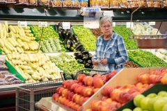 Người dân mua sắm tại siêu thị ở Burlingame, California, Mỹ. (Ảnh: THX/TTXVN)
