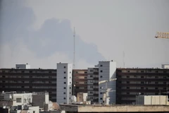Khói bốc lên sau một vụ tấn công tại Tehran, Iran. (Ảnh: THX/TTXVN)