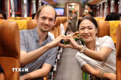 Sáng 26/6/2026, đoàn tàu chuyên dụng Hà Nội – Phủ Lý đưa đón cán bộ, nhân viên y tế Bệnh viện Bạch Mai chính thức lăn bánh, mở ra phương án đi lại riêng cho đội ngũ cán bộ, nhân viên y tế Bệnh viện Bạch Mai tới cơ sở 2 ở Ninh Bình. Đoàn tàu gồm 9 toa, không bán vé lẻ, ngày đầu đã có khoảng 500 người đăng ký; từ ga Phủ Lý, các y, bác sĩ tiếp tục được xe trung chuyển đưa tới bệnh viện 325 giường vừa đi vào hoạt động. (Ảnh: Phạm Tuấn Anh/TTXVN)
