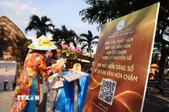Hệ thống mã QR trên các ấn phẩm truyền thông giúp du khách dễ dàng tiếp cận thông tin trước thềm Ngày hội lớn. (Ảnh: Đặng Tuấn/TTXVN)