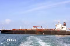 Tàu chở khí dầu mỏ hóa lỏng cập cảng Vadinar ở Gujarat, Ấn Độ, sau khi di chuyển qua eo biển Hormuz. (Nguồn: ANI/TTXVN)