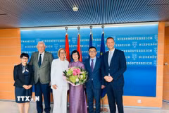 Ông Vũ Lê Thái Hoàng, Đại sứ Việt Nam tại Cộng hòa Áo (thứ 2, phải sang) đến chào xã giao Thủ hiến bang Hạ Áo Johanna Mikl-Leitner. (Nguồn: TTXVN phát)
