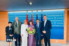 Ông Vũ Lê Thái Hoàng, Đại sứ Việt Nam tại Cộng hòa Áo (thứ 2, phải sang) đến chào xã giao Thủ hiến bang Hạ Áo Johanna Mikl-Leitner. (Nguồn: TTXVN phát)