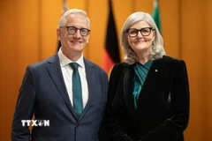Toàn quyền Australia Sam Mostyn và Phu quân. (Nguồn: TTXVN phát)