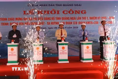 Đại diện lãnh đạo tỉnh thực hiện nghi thức bấm nút khởi công dự án. (Ảnh: Đinh Hương/TTXVN)