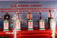 Đại diện lãnh đạo tỉnh thực hiện nghi thức bấm nút khởi công dự án. (Ảnh: Đinh Hương/TTXVN)