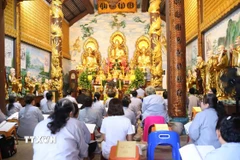 Lễ Vu Lan của cộng đồng người Việt tại Chùa Phật Tích ở thủ đô Vientiane, Lào. (Ảnh: Xuân Tú/TTXVN)