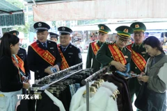 Lực lượng biên phòng hai nước Việt Nam-Trung Quốc tuyên truyền pháp luật biên giới tới tiểu thương kinh doanh tại chợ Tân Thanh (Lạng Sơn). (Ảnh: Quang Duy/TTXVN)