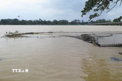 Cầu đi bộ ven bờ Nam sông Hương, thành phố Huế còn ngập lụt sáng 18/11. (Ảnh: Nguyên Lý/TTXVN)
