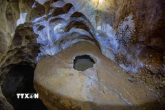 "Giếng nước tiên" trong động Nam Sơn là một miệng lỗ nhỏ rất nhiều nước trên một khối đá và không bao giờ cạn. (Ảnh: Trọng Đạt/TTXVN)