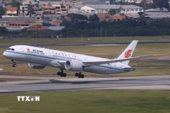 Bão Bavi khiến năng lực khai thác tại hai sân bay Phố Đông và Hồng Kiều suy giảm đáng kể. (Ảnh minh họa: THX/TTXVN)