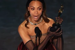 Zoe Saldana xúc động khi nhận giải. (Nguồn: Reuters)