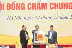 Hội đồng chấm chung khảo Giải Diên Hồng lần thứ III-năm 2025 bỏ phiếu đánh giá các tác phẩm vào vòng chung khảo. (Nguồn: Đại Biểu Nhân Dân)