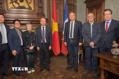 Đại sứ Đinh Toàn Thắng và đoàn công tác chụp ảnh kỷ niệm với Thị trưởng Louis Aliot và lãnh đạo thành phố Perpignan. (Ảnh: Đào Dũng/TTXVN)