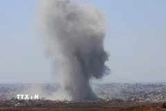 Khói bốc lên sau loạt không kích của Israel xuống Dải Gaza. (Nguồn: THX/TTXVN)