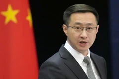 Người phát ngôn Bộ Ngoại giao Trung Quốc Lâm Kiếm phát biểu tại một cuộc họp báo ở thủ đô Bắc Kinh. (Ảnh: Kyodo/TTXVN)