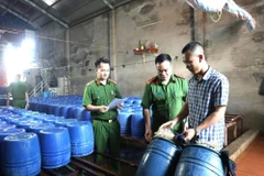 Cơ quan Công an kiểm tra các lu làm giá đỗ. (Nguồn: Cổng thông tin điện tử Bộ Công an)