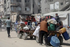 Người dân Palestine đi sơ tán tránh xung đột tại Dải Gaza. (Ảnh: THX/TTXVN)