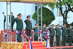 Thượng tướng Vongsone Inpanphim, Bí thư Trung ương Đảng, Thứ trưởng Bộ Quốc phòng, Chủ nhiệm Tổng cục Chính trị Quân đội Nhân dân Lào chủ trì Lễ đón chính thức Đại tướng Nguyễn Trọng Nghĩa, Ủy viên Bộ Chính trị, Bí thư Trung ương Đảng, Ủy viên Thường vụ Quân ủy Trung ương, Chủ nhiệm Tổng cục Chính trị Quân đội Nhân dân Việt Nam. (Ảnh: Xuân Tú/TTXVN)