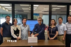 Đại sứ Lý Đức Trung cùng toàn thể căn bộ, nhân viên Đại sứ quán và các văn phòng đại diện của Việt Nam tại Israel hưởng ứng tích cực đợt quyên góp. (Ảnh: Đức Trung/TTXVN)
