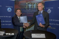 Phó Chủ tịch Ủy ban Nhân dân thành phố Đà Nẵng Trần Nam Hưng và Thị trưởng thành phố Le Havre Édouard Philippe trao đổi Bản ghi nhớ thiết lập quan hệ hợp tác và hữu nghị giữa hai thành phố cảng. (Nguồn: TTXVN phát)